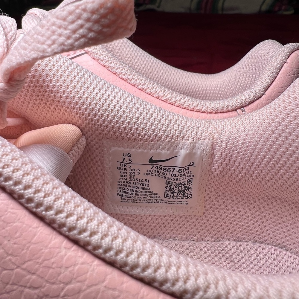 Nike Women's Peach Sneakers - Picture 8 of 8